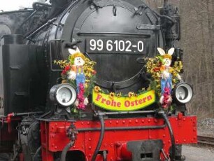 Sachsen-Anhalt. Zu Ostern geschmückte Dampflok der Selketalbahn im Bahnhof Alexisbad