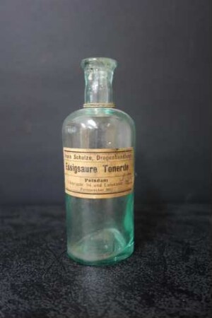 Flasche für essigsaure Tonerde aus der Potsdamer Drogenhandlung Schulze