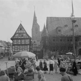 Quedlinburg. Nordseite des Marktplatzes mit Rathaus und Türmen der Benediktinerkirche