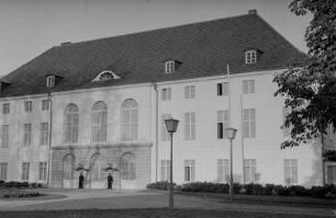 Reportage: Präsident Wilhelm Pieck im Schloss Niederschönhausen : Schloss Niederschönhausen (Außenansicht)
