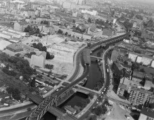Luftaufnahme, Blick von Osten auf die Baugrube Postbank-Hochhaus. Berlin-Kreuzberg, Hallesches Ufer