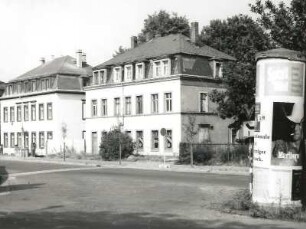 Dresden-Mickten, Overbeckstraße 10 und 8. Wohnhäuser (um 1900). Straßenansicht von Südosten