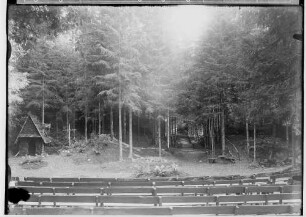 Waldbühne Sigmaringendorf - Der arme Heinrich (Gerhard Hauptmann); Blick auf die Bühne; im Vordergrund Sitzreihen der Zuschauer; 1. Bühnenbild