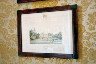 Schloss Ahrensburg: Innenansicht: Kabinett: Detailaufnahme: Wandbespannung, daran Radierung in Rahmen, Motiv [Schloss] Wandsbeck: August 1994