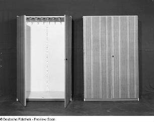 Schrank : Schulmöbel. Zwei Schränke (1972)