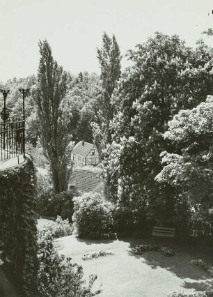 Hirschstein. Gartenterrasse des Schlosses Hirschstein. Blick nach Südwesten auf Häuser des Ortsteiles
