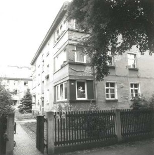 Dresden-Trachau. Wohnsiedlung Bauverein Gartenheim (1926/1928; P. Beck). Wohnblock "Emilienheim", Böttgerstraße 58. Straßenansicht mit Einfriedung