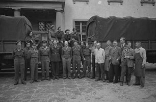 Central Collecting Point Marburg. Mitarbeiter vor dem Hessischen Staatsarchiv