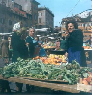 Rom. Piazza del Campo dei Fiori. Markt mit Verkaufsständen für Obst und Gemüse