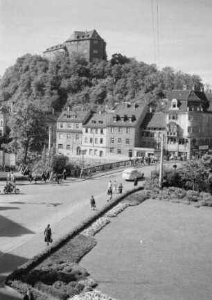 Greiz. Stadtansicht mit Oberem Schloß auf dem Schloßberg. Blick über die Friedensbrücke (Straßenbrücke über die Weiße Elster) nach Nordwest
