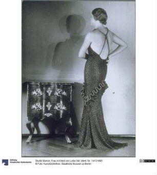 Frau in Kleid von Lydia Voll