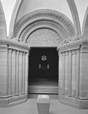 Ehemalige Klosterkirche Sankt Maria & Katholische Pfarrkirche Sankt Norbert — Portal