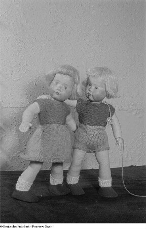 Zwei Puppen auf der Leipziger Herbstmesse 1954