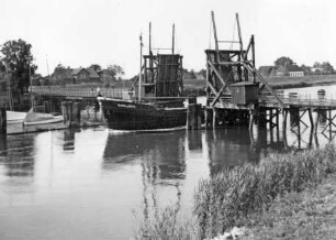 Klappbrücke Heiligenstedten über die Stör