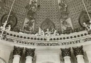 Schloß Sanssouci, Marmorsaal : Potsdam, Schloß Sanssouci. Marmorsaal (Kuppelsaal). Innenansicht Kuppel und Sims mit Figurengruppe "Musik" von Georg Franz Ebenhech(t)