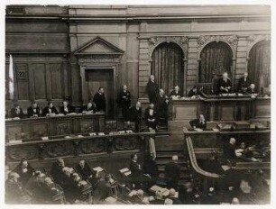 Nachtsitzung des Reichstags, Vizepräsident Engelbert Esser verkündet das Abstimmungsergebnis, Berlin. rechts oben: Vizepräsident Engelbert Esser
