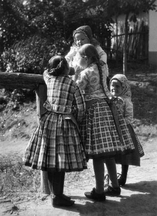 Reisefotos. Csömör. Mädchen in Trachten auf der Dorfstraße
