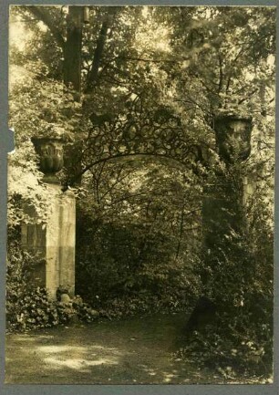 Schloßgarten, Tor mit schmiedeeisernem Gitteraufsatz
