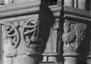 Erster Pfeiler von Osten, westliches Kapitell mit Sirenen