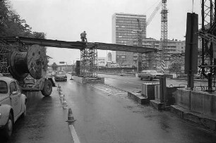 Bau einer Fußgängerbrücke über die Kriegsstraße in Höhe der Ritterstraße