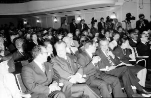 22. Tagung 1972 Mediziner; Eröffnung, Sitzreihen: Frau Steurer, H. Keßler, Willy Brandt, Oberbürgermeister Steurer, Ph. Held, [frau Held ?], nicht besetzter Platz, Ulf v. Euler