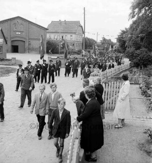 Volks- und Schützenfest: Schützenverein Sprenge und Umgebung e.V.: Festumzug der Schützenmannschaften: vorn Zuschauer: im Hintergrund Häuser