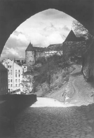 Bautzen. Ortenburg. Blick von Unterm Schloß nach Norden gegen Fronfeste mit Burgwasserturm und Südbau (Militärmagazin), vorn die Mühlbastei (um 1468) und Stadtmauer, links ehemalige Tuchfabrik (Kammgarnspinnerei; um 1870))