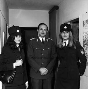 Polizeiinspektion Bad Oldesloe: Vorstellung der neuen Politessen für den Kreis, Ursula Mustin und Heidelore Knorr, durch den Leiter Polizeirat Gerd Friedrich