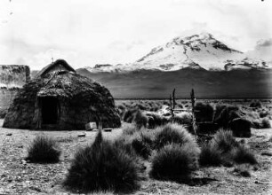 Gehöft : Gehöft mit Webstuhl in der Pampa am Fusse des Berges Sajama, höchster Boliviens (6542 m)
