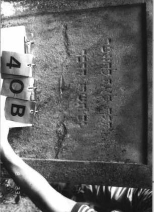 Grabstein 40 (Index: 100110882) Material: Sandstein Zustand: im Giebel stark verwittert mit großem Textverlust, Abschieferungen im unteren Teil Maße HxBxT: 114x76x11 cm Beschreibung: Stele, Rundbogenabschluß mit Verdachung, Schriftfelder eingetieft: Grabstein 40B