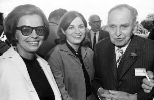 16. Tagung 1966 Mediziner; Beim Bayrischen Frühstück: Frau Hoelscher, junge Frau ?, Otto Hahn, hinten Sir John C. Eccles