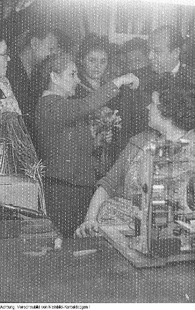 Richter des Kreises Dresden: Heinz Strauß, Ottendorf, Ursula Liske, Somt, Geyer und Kutsche (Freie Deutsche Jugend (FDJ)), Gäde, Melkermeister aus Dittersbach, Lotte Ulbricht zu Besuch im VEB Rafena-Werke Radeberg, Ursula Kaiser, Arbeiterin im VEB Rafena-Werke Radeberg, mit Familie, Jürgen Diettrich, geboren am 8. Mai 1945, u.a., Januar-April 1961