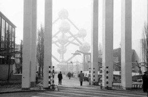 Brüssel: Blick durch Säulengang auf Atomium