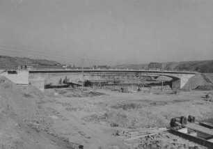 Straßenbrücke über den Schleusenkanal der Schleuse Besigheim/Neckar im Bau