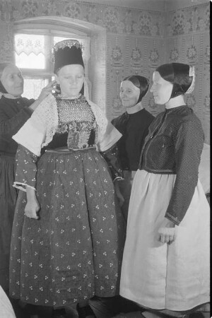 Ankleiden einer sorbischen Braut in Groß Zeißig. : Hotowanje njewjesty we Wulkim Ćisku