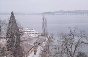 Insel Mainau. Hafen mit Fährschiffen und Blick über den Bodensee