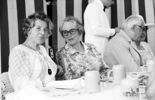 26. Tagung 1976 Physiker; Gruppen beim Bayrischen Frühstück: Frau Pragher, D. Wiedersheim, Adolf Butenandt