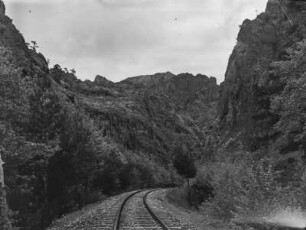 Schlucht : Blick auf eine Schlucht und die Eisenbahnschienen der Bagdadbahn, die hindurch führen.