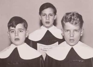 Der Dresdner Kreuzchor : Gruppenaufnahme von drei Sängern in Kurrendetracht