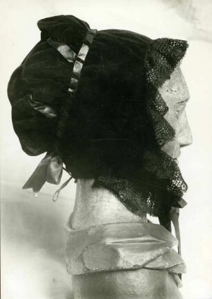Handgestrickte Haube, schwarz, Trauerhaube. Erkenbertmuseum. Seitenprofil. Frankenthal