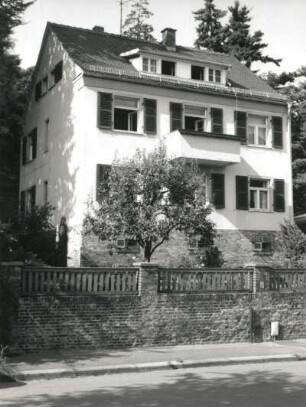 Dresden-Trachau, Schützenhofstraße 70. Wohnhaus. Um 1930. Straßenansicht mit Einfriedung auf Stützmauer
