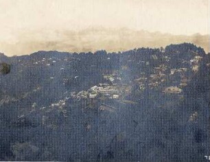 Darjeeling, Indien. Blick über die Stadt zum Kanchenjunga-Massiv