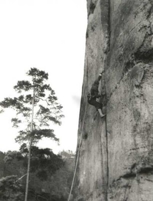 Sächsische Schweiz. Affensteine, Rohnspitze. Seilschaft Karlheinz Gonda und G. Junghans bei der Erstbegehung des Märchentürmer oder NO-Weges, heute "Dolch". 5.6.1947. Hangelrippe