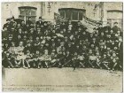 Versammlung zur Delegierten-Konferenz des Arbeiter- und Bauernrates aus dem Donbecken vom 15-17. März 1917 in Bachmut, ca. 100 Personen, darunter eine Frau, teils sitzend, teils stehend vor Fabrikgebäude
