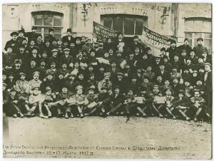 Versammlung zur Delegierten-Konferenz des Arbeiter- und Bauernrates aus dem Donbecken vom 15-17. März 1917 in Bachmut, ca. 100 Personen, darunter eine Frau, teils sitzend, teils stehend vor Fabrikgebäude
