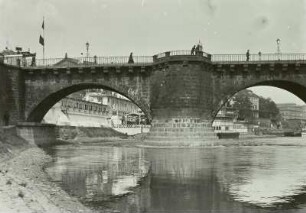 Dresden, Blick durch die Bögen der Augustusbrücke zum italienischen Dörfchen nach dem Hochwasser im April 1900