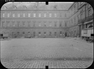 Weißenfels. Schloß Neu-Augustusburg (Baubeginn 1661; J. M. Richter). Südflügel über den Schloßhof von Norden