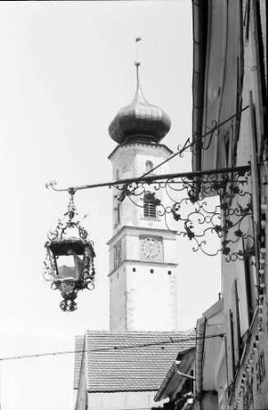 Isny: Obertorstraße mit Blaserturm mit Aushängeschild (Ampel)