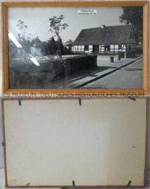 Wandbild mit Ansicht der Wilhelm-Pieck-Gedenkstätte in Zechin