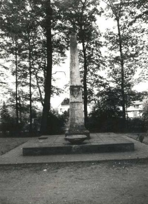 Denkmalsobelisk für die Opfer des Faschismus : Denkmalsobelisk für die Opfer des Faschismus. Stein (ab 1945). Radeburg, Heinrich-Zille-Hain